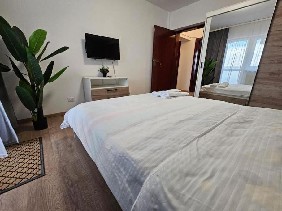 Ultra Central Luxury 3Br 2Bath Apt & Amazing Views Букурещ Екстериор снимка