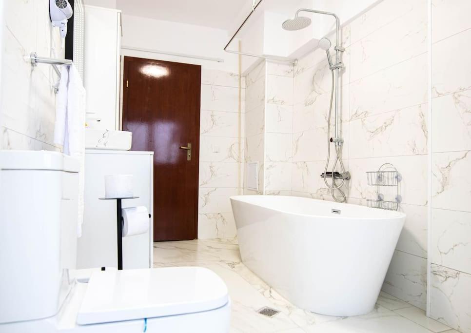 Ultra Central Luxury 3Br 2Bath Apt & Amazing Views Букурещ Екстериор снимка